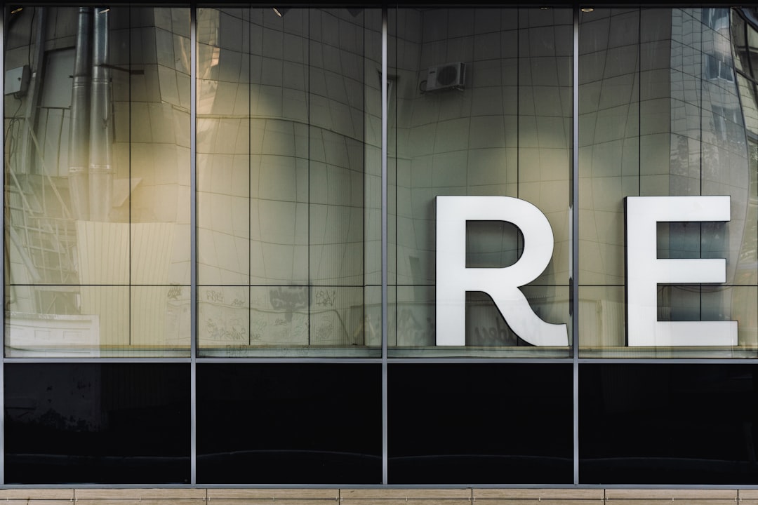 宅建業法「事務所・案内所」の設置義務・標識・専任宅建士の規定