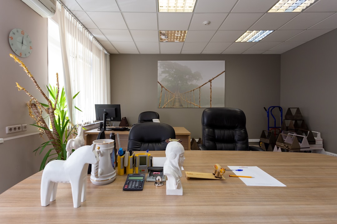 宅建業法「事務所・案内所」の設置義務・標識・専任宅建士の規定 解説