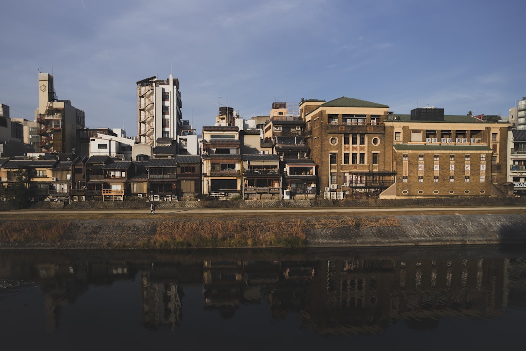 フラット35の特徴と向いている人｜金利・審査・メリット・デメリットを徹底比較【2026年版】