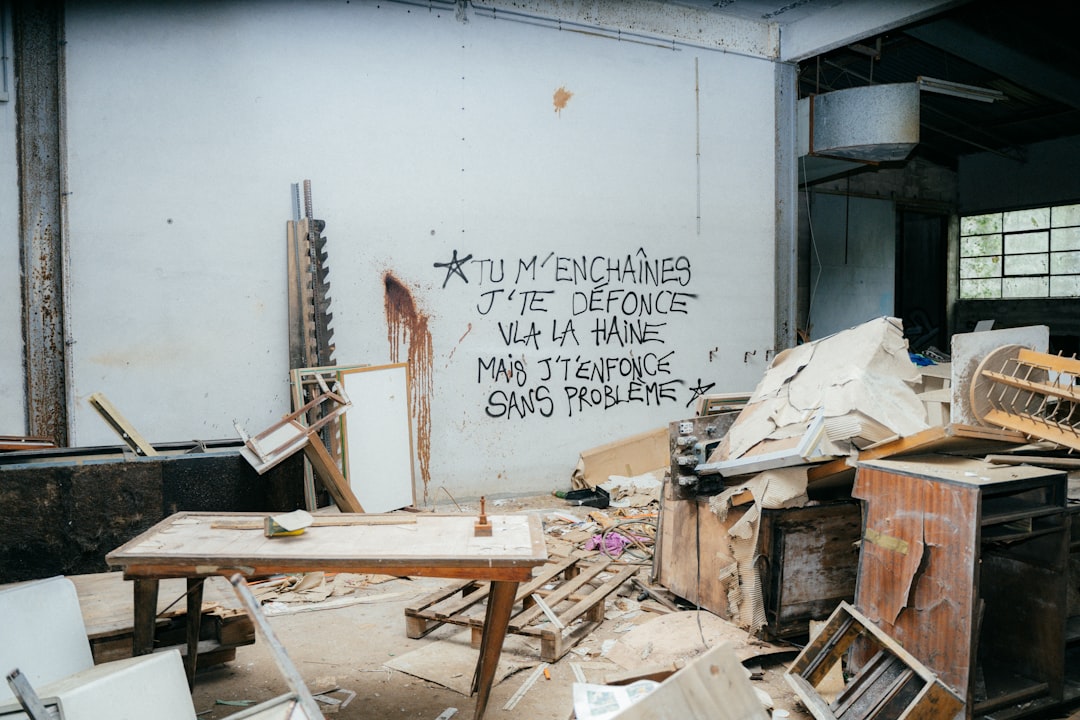 ゴミ屋敷・残置物だらけの不動産を処分する方法【費用・手順・業者選び2026】