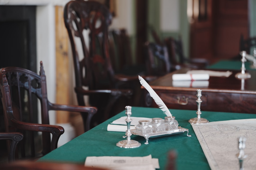 共有名義の不動産で揉めている場合の解決策【持分売却・裁判・共有解消の全手段2026】