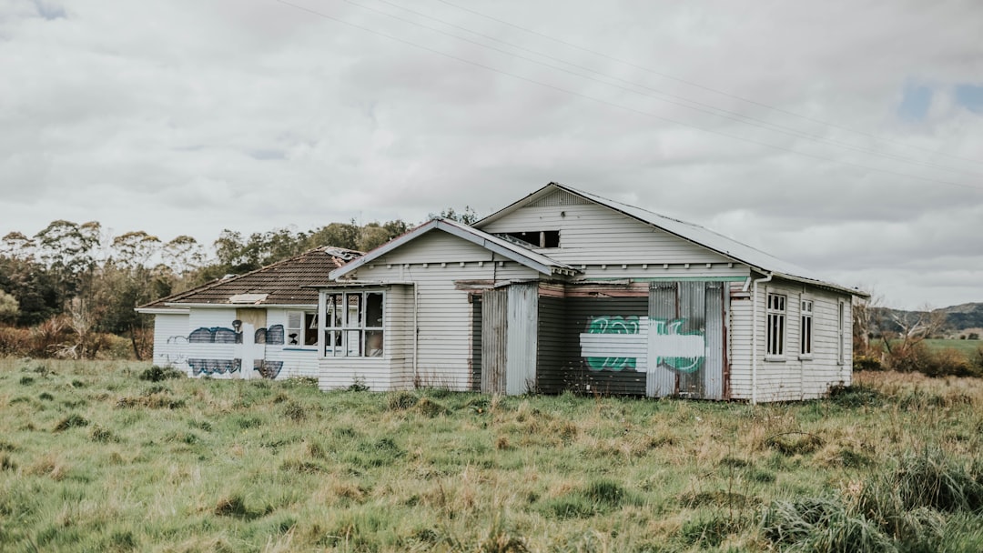 訳あり・難あり不動産を高く売る専門買取業者の活用法【複合的な問題物件の対処2026】
