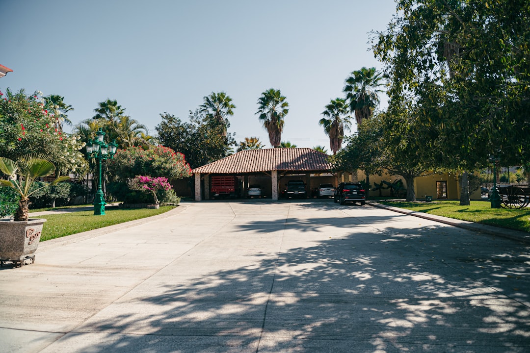 自宅駐車場の空き時間を貸し出して稼ぐ方法【時間貸し駐車場・副業の完全ガイド2026】
