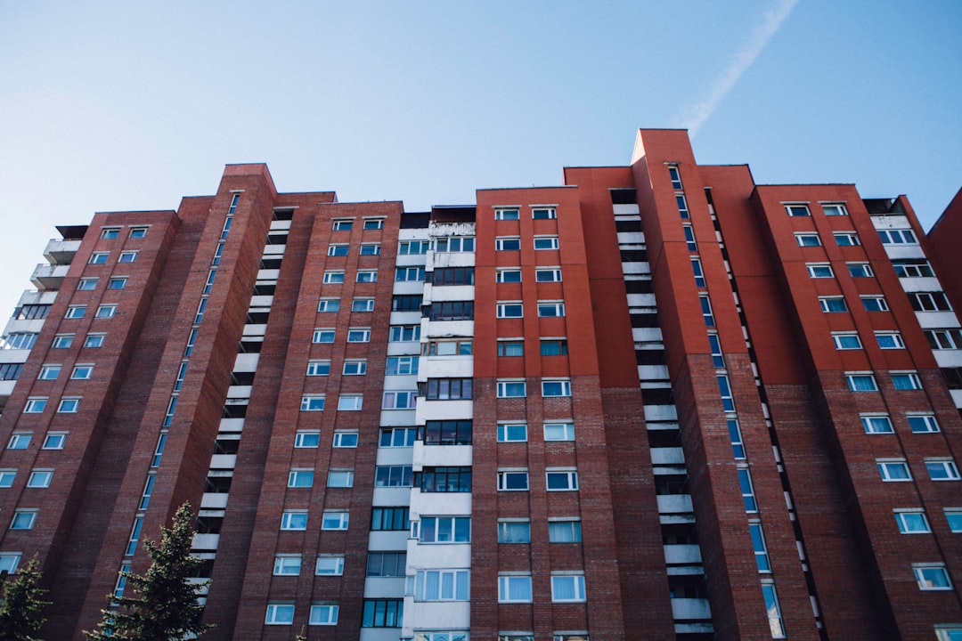 一棟アパート投資vs区分マンション【それぞれの特徴と初心者に向く選択2026年版】