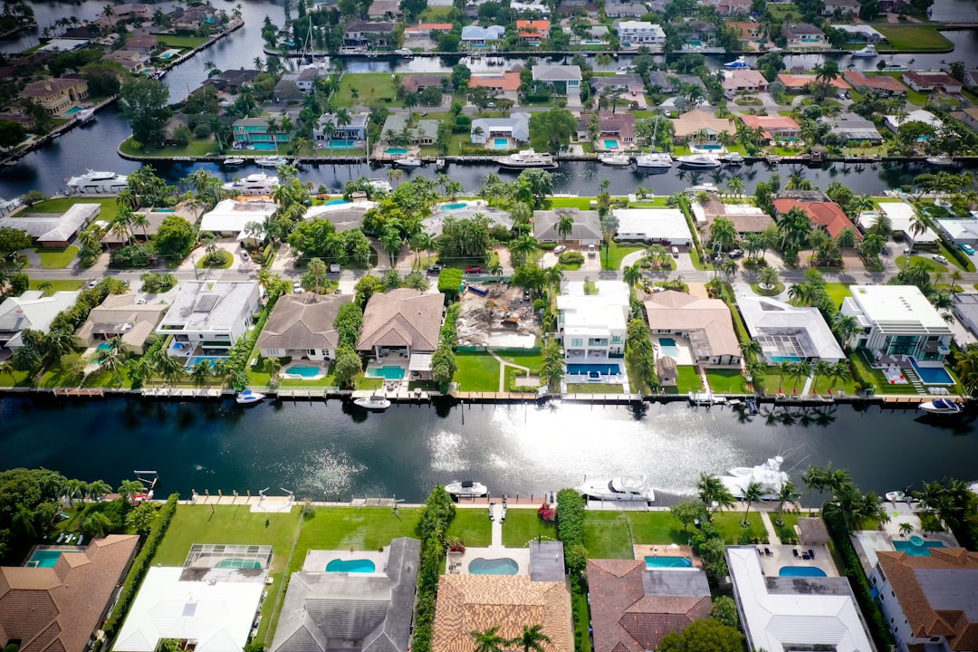 不動産鑑定士の仕事と資格の取り方【試験内容と年収・キャリア2026年版】