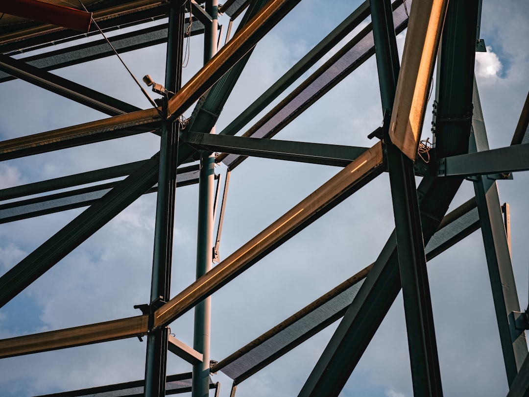 建物の法定耐用年数と減価償却【木造・RC・鉄骨の詳細計算式2026年版】