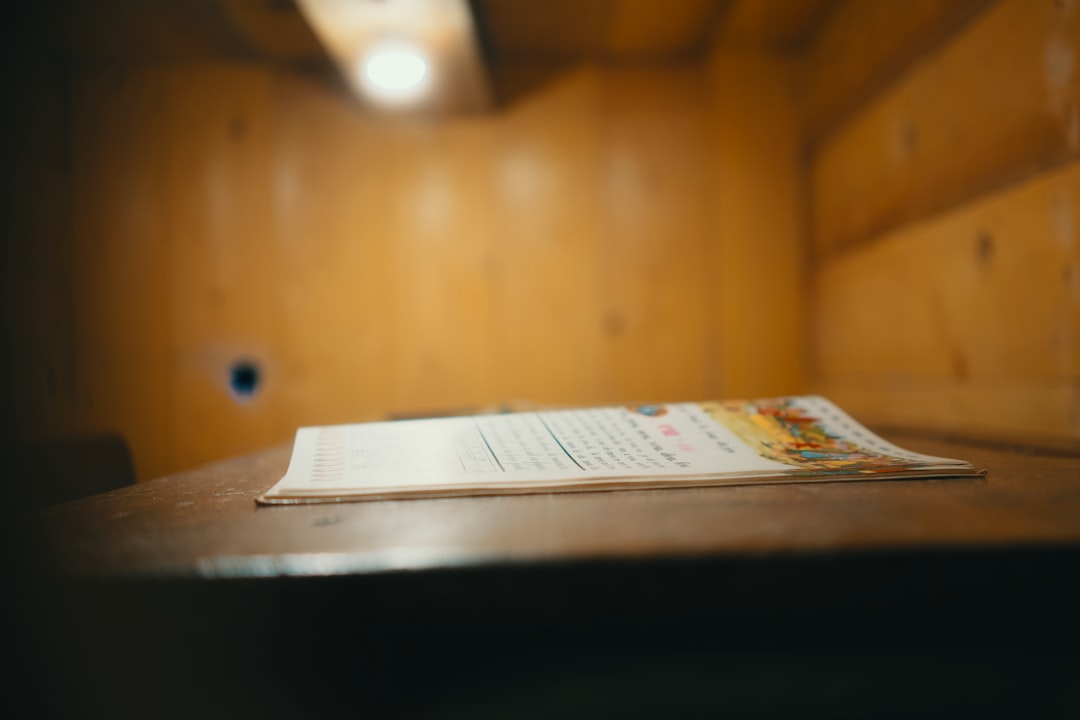 重要事項説明書・宅建士証・不動産契約書類のイメージ