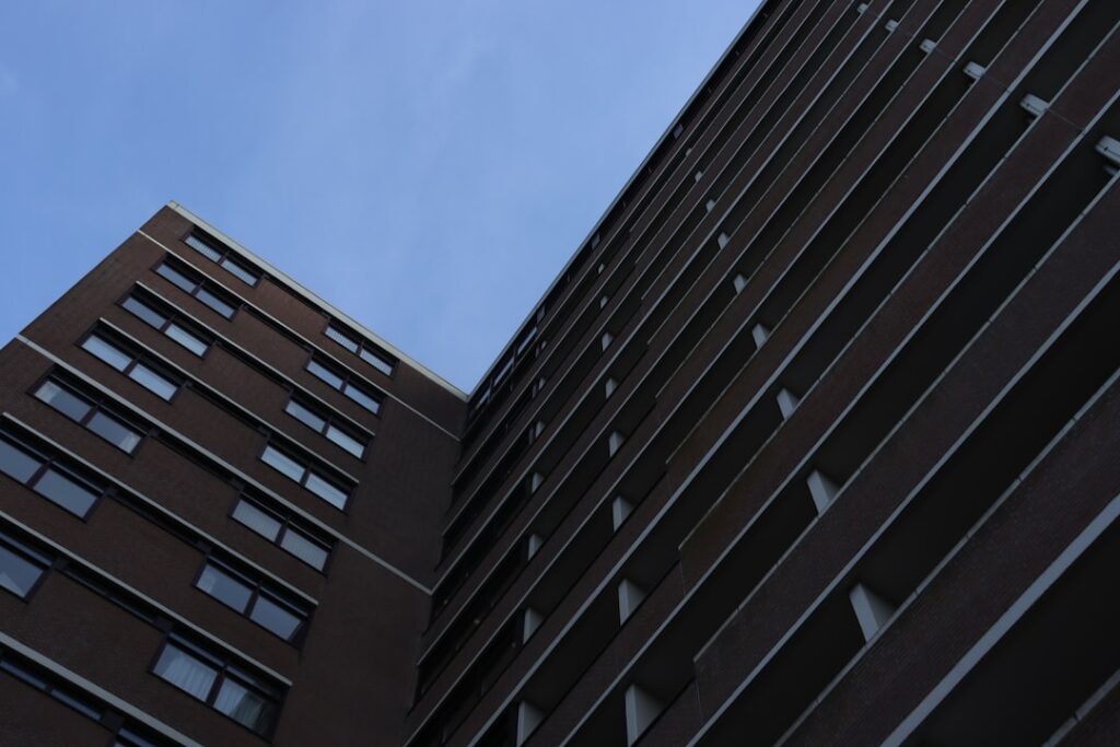 不動産仲介・媒介契約書・売主と不動産会社のイメージ