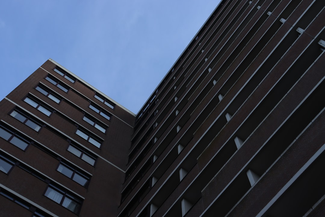 不動産仲介・媒介契約書・売主と不動産会社のイメージ