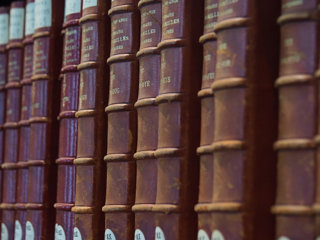 法律書と時計のある机