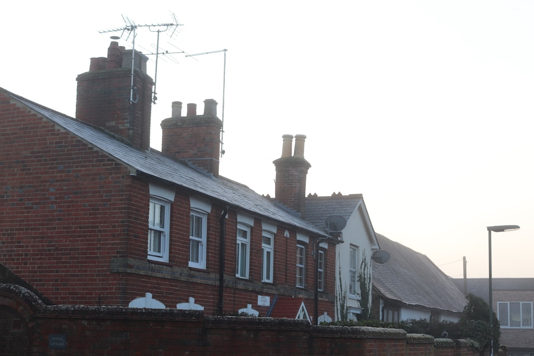 不動産売却の流れをイメージする家と書類