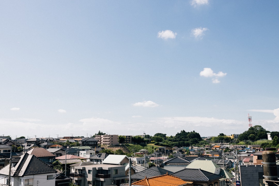 不動産査定のイメージ（電卓と家の模型）