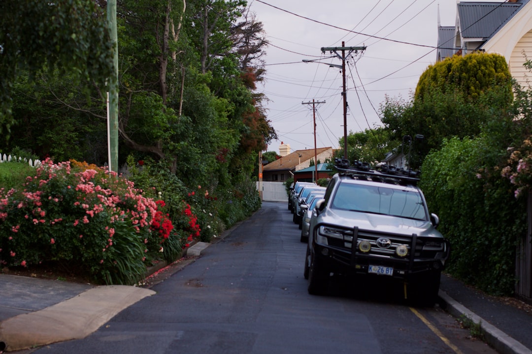 住宅ローンの書類と家の模型