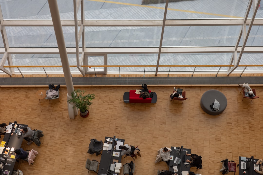 宅建試験の問題集と時計