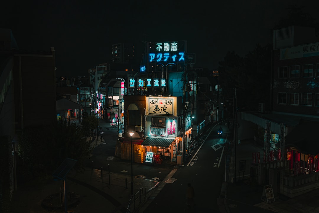 近代ガラス張りオフィスビル外観