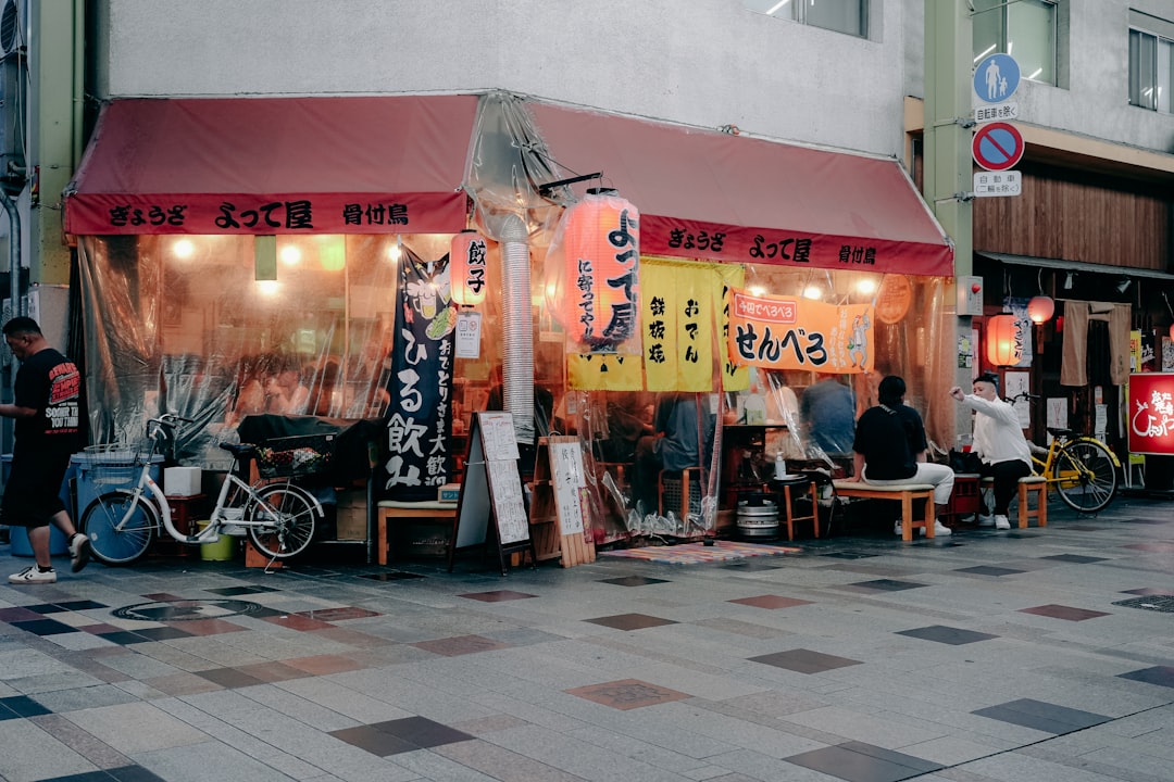 モダンアパート建物外観 800×450px