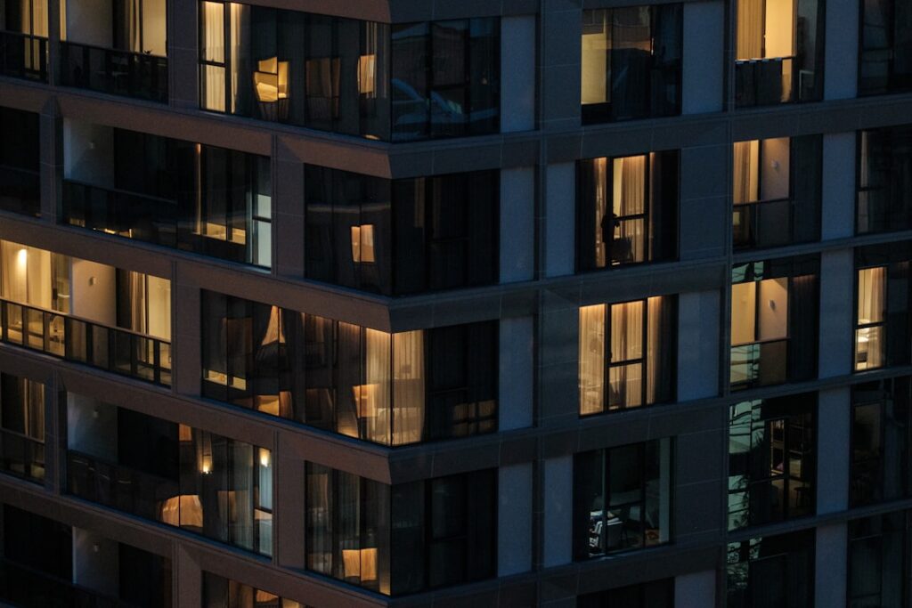 近代建築・ガラスオフィスビル外観 1200×630px