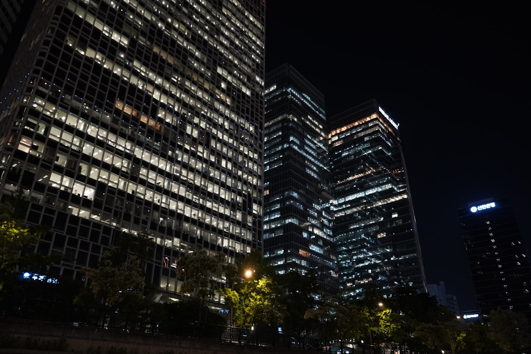 都市の高層ビル・金融機関イメージ city skyline office building architecture night