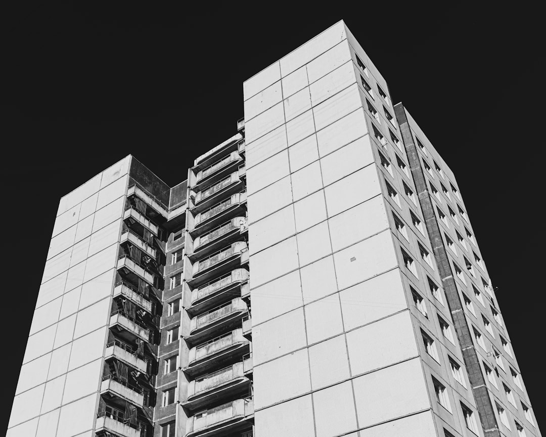 賃貸契約・アパートのイメージ modern apartment condominium building architecture exterior