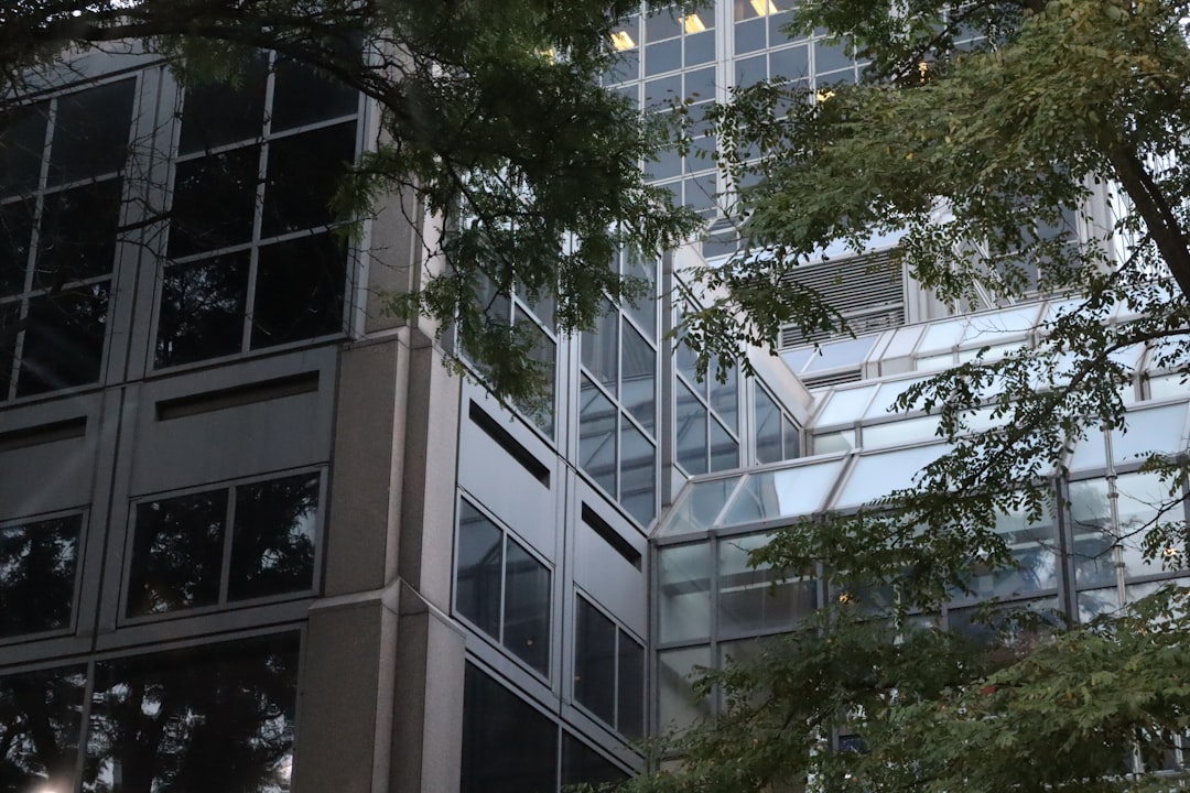 後見・法的保護のイメージ professional office building modern architecture glass