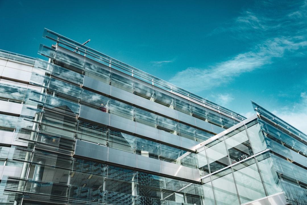 不動産売買・契約取消のイメージ professional office building modern architecture glass