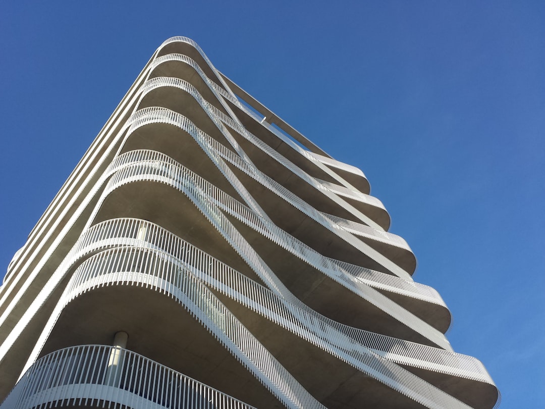 賃貸物件内覧・内装イメージ luxury apartment building facade modern architecture