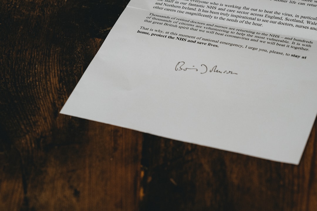共有持分・不動産売却書類のイメージ real estate legal document contract papers desk