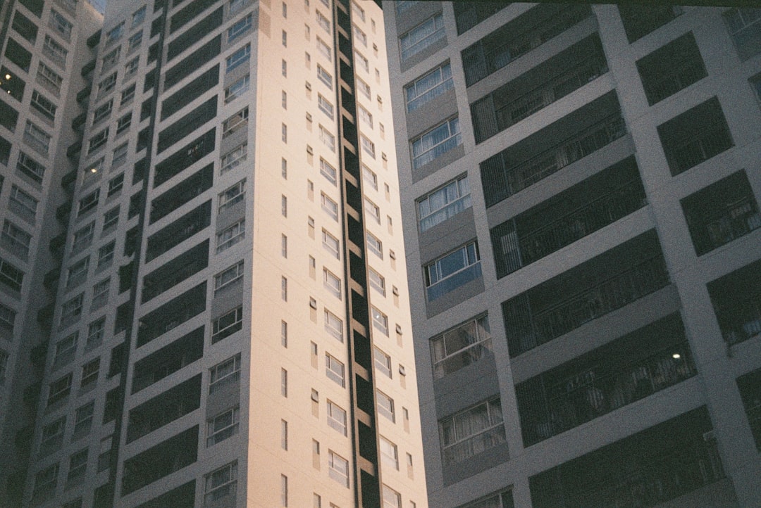 リフォーム後の清潔な内装・明るい部屋 condominium high rise building architecture facade