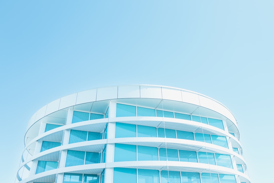 不動産取引・売買契約 professional office building modern architecture glass