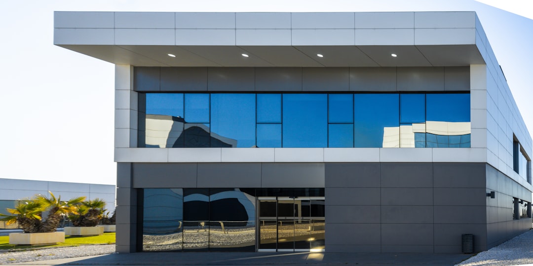 宅建士・重要事項説明のイメージ professional office building modern architecture glass