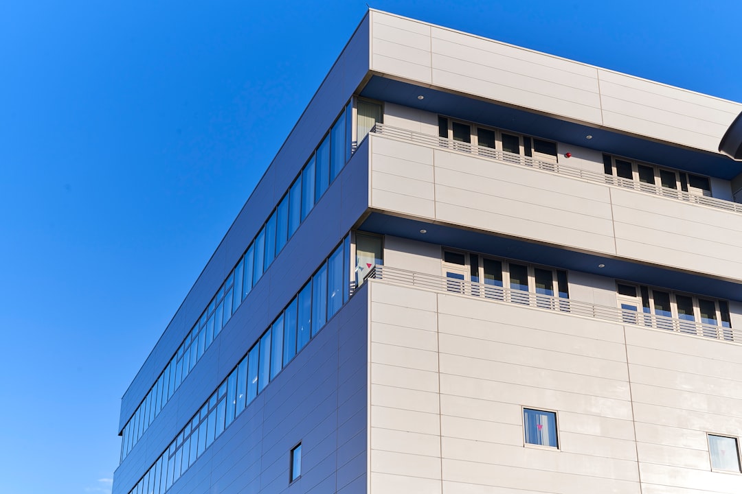 区分マンション投資 vs 一棟アパート投資を比較【2026年版】｜初心者はどちらから始めるべきか宅建士が解説